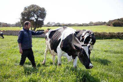 El payés de Son Usina con sus animales, que en marzo desfilaron por la Fira del Camp.