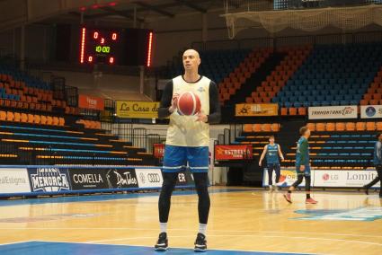 El serbio Oliver Stevic, este lunes en Bintalfa, en su primer entrenamiento con el equipo insular