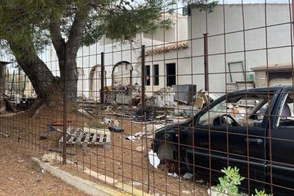 Uno de los coches abandonados