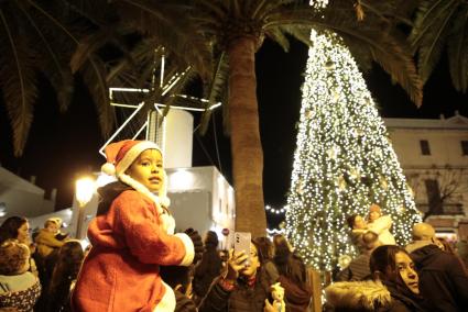 La ciudad inauguró el programa especial de actividades navideñas con la fiesta de encendido, una cita que va cogiendo fuerza y popularidad en el municipio durante los últimos años.