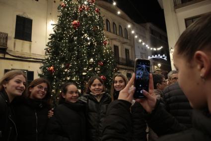 Sa Plaça fue un año más el lugar elegido para la ceremonia de encendido.