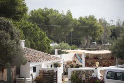 La construcción residencial agrupada en el campo es un fenómeno social que ha crecido de forma descontrolada en diversos municipios de Menorca desde finales de la década de los 70