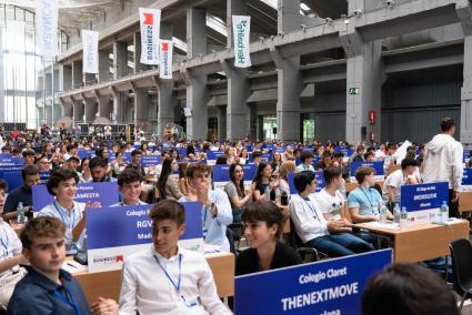 Los estudiantes se enfrentan al reto de dirigir su propia empresa virtual con el uso de un simulador de gestión empresarial.