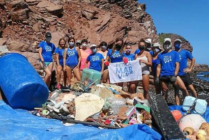 Voluntarios de Per la Mar Viva en una recogida de desechos en la costa menorquina