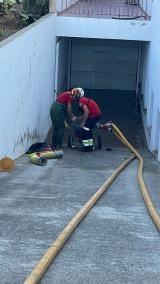 Los bomberos, achicando agua en el polígono de Ciutadella