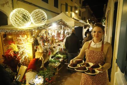 El Mercadillo de Navidad de Ses Bruixes abrió este viernes sus puertas batiendo el récord de participación: 38 puestos ofrecen sus productos este fin de semana