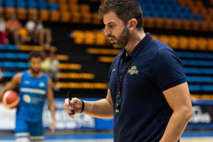 El entrenador y director deportivo del Hestia Menorca, Javi Zamora