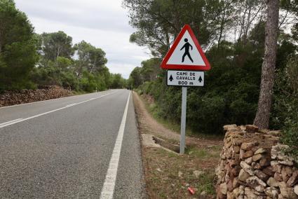 Tramos del Camí de Cavalls como este, en la carretera de Fornells, discurren sobre la calzada y carecen incluso de arcén.