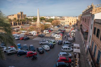 Es Born sigue sin cambios, con los coches poblando la plaza y los 110 estacionamientos que el PSM quería eliminar en mayo, aún intactos.