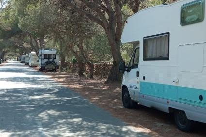 Imagen de autocaravanas aparcadas en el Camí de sa Farola de Ciutadella.