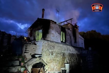 El incendio calcinó el interior de la casa, en la Av. Verge del Toro.