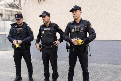 Dos agentes con las pistolas eléctricas y las cámaras sobre su pecho.