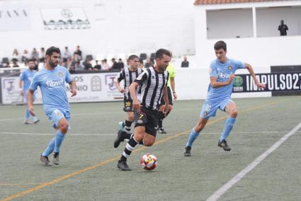 Joel Marquès (Alaior), conduciendo el balón