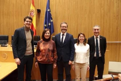 Francina Armengol con Pepe Mercadal y otros diputados de Balears.