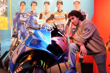 El piloto español de MotoGP Álex Rins en su visita a MEGA en A Coruña, posando con 'su' Suzuki