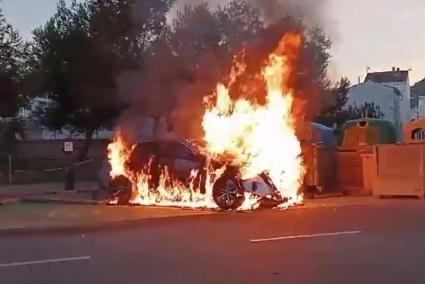 El coche de alta gama quedó calcinado por las llamas que siguieron a la explosión