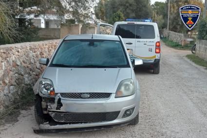 El coche impactó contra la 'paret seca' de un camino de Ciutadella