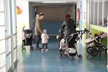 Las madres recogen a sus pequeños en una escuela infantil del municipio de Ciutadella.