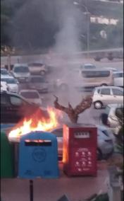 El coche explotó cuando estaba aparcado en punto de recarga próximo a la sala multifuncional de Es Mercadal