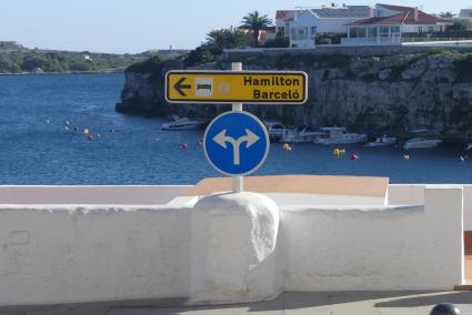 Señal que indica las únicas dos direcciones permitidas para la circulación de vehículos en una calle de Es Castell.