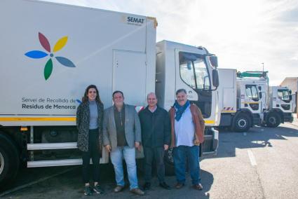 El conseller Simón Gornés, junto a la jefa de servicios en Menorca de Urbaser, Omayra Rodríguez; el coordinador general de Tarragona, Lleida y Balears de Urbaser, Antón Médico; y el director insular de Medio Ambiente, Mateu Ainsa.