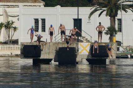 Nou nedadors han particitat a la tradicional Travessa del port de Maó de les festes de Nadal