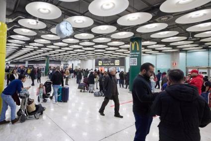 Varios viajeros en el Aeropuerto Adolfo Suárez-Madrid Barajas