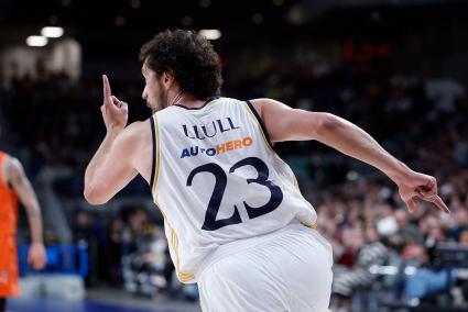 Llull, de espaldas, durante el partido de este domingo.