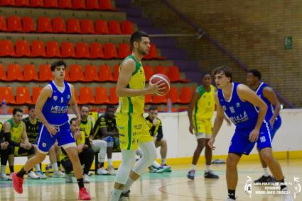 Iván Lucente, durante un partido, con el balón en las manos. En el club esperan que sume rebote e intensidad.