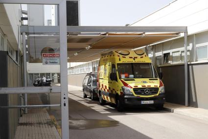 Una ambulancia de transporte urgente en el hospital.