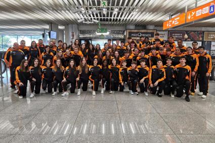 La expedición balear, en el Aeropuerto, posa antes de tomar el avión que les trasladó a tierras andaluzas