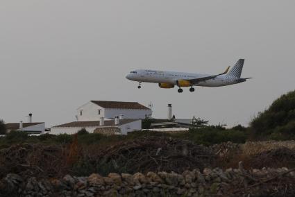 Un avión de Vueling despega desde el aeropuerto de Menorca.