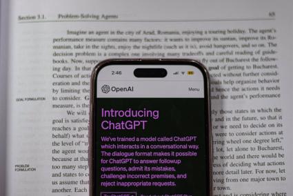 Emplean un 'chatbot' propio que hace 'jailbreak' sobre ChatGPT y Bard para que generen contenidos inapropiados