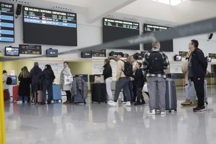 La operación retorno de las vacaciones transcurrió este domingo por la mañana con normalidad en el aeropuerto.