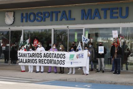 Imagen de archivo de una protesta de sanitarios en las puertas del Mateu Orfila.