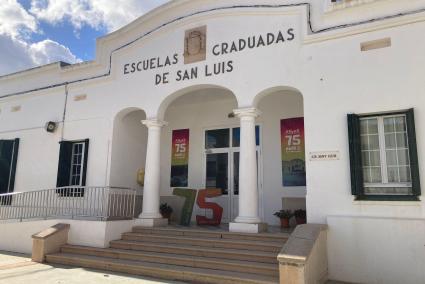 L’edifici escolar conserva l’enfront principal dissenyat i construït durant la II República. Foto: CEIP SANT LLUÍS