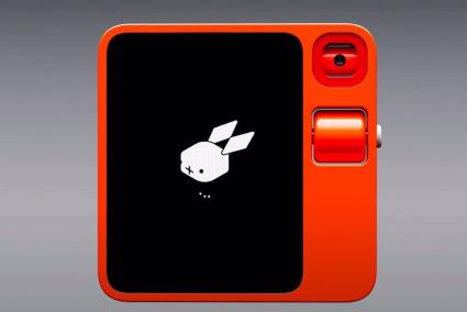 Rabbit r1 es un asistente de bolsillo impulsado por IA generativa que permite controlar y acceder a las 'apps' del móvil