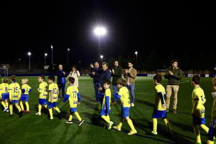 Nico Blanco, en el centro, en la presentación del Penya Ciutadella-Peña Orient, con el presidente azulado, Xec Cavaller, a la derecha.   