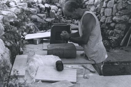 Eduardo Chillida trabajando tierras en Alcalfar en 1996