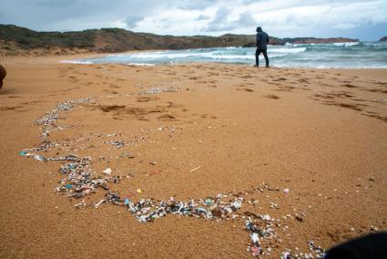 La playa de Cavalleria este mismo jueves, cubierta de pellets y microplásticos.