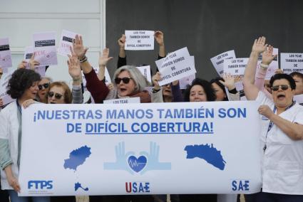 Técnicos sanitarios de Menorca, en una protesta frente a las puertas del 'Mateu Orfila', en una imagen de archivo.