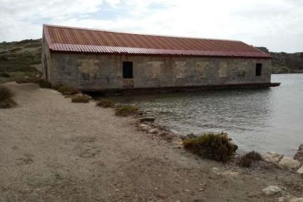 Se sustituirá la cubierta, en mal estado, del embarcadero cerrado.