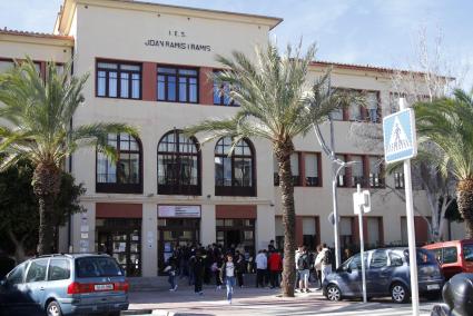 Estudiantes este jueves a la salida de las clases en el instituto Joan Ramis i Ramis de Maó.