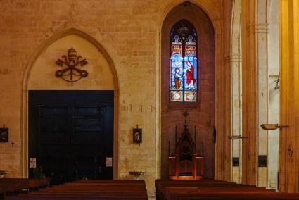 El vitrall restaurat està situat a la part inferior de la façana del portal major de la Catedral que mira a ponent.