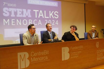 El conseller de Cultura, Joan Pons Torres, interviene ante la mirada del organizador Alex Alemany