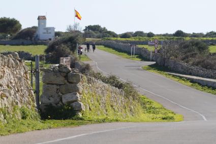 La carretera que conduce al castillo de Sant Felip y el recinto militar, al fondo, es una zona habitual de paseo en Es Castell.