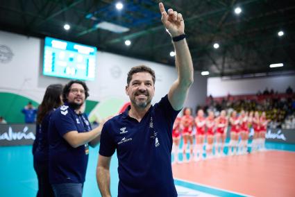 Bep Llorens saludando a la afición menorquina.