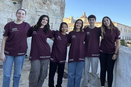 Miriam Peña, Samantha Sánchez, Maria Florit, Paula Pelegrí, Raúl Petrescu i Paula Caballero formen el grup que treballa en un projecte espacial en el marc del concurs CanSat