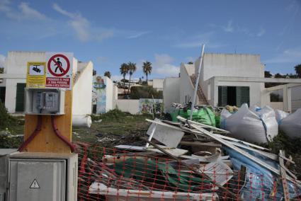 Maleza, pintadas, suciedad, residuos y obras en los últimos chalés de la promoción.