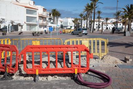 Buena parte del paseo marítimo luce el nuevo adoquinado, mientras en el primer tramo hay preparados decenas de palés con las losas.